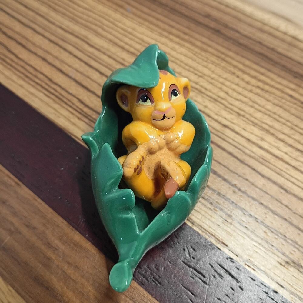 Vintage Walt Disney Baby Simba in Leaf Lion King Bone China Ceramic Figurine 3"